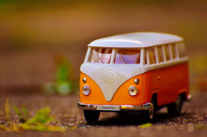 Gros plan sur un van Volkswagen orange en jouet