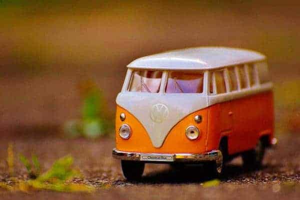Close-up van een oranje Volkswagen speelgoedbusje