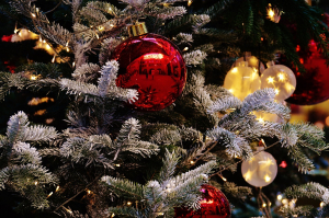 Gros plan sur arbre de Noël et ses décorations