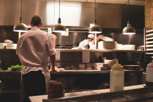 Chef cuisinier en plein travail dans sa cuisine