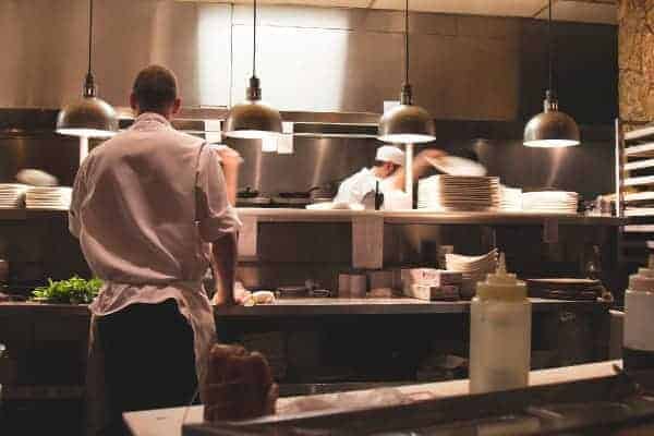 Chef cuisinier en plein travail dans sa cuisine