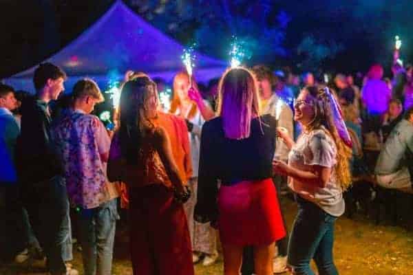 groepen jongeren die een voorstelling bijwonen
