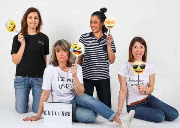 Vier meisjes met borden met verschillende emoji's