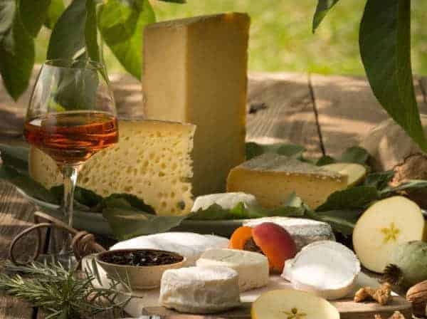 Présenttaion de plusieurs fromages de la région