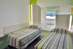 Vue sur une chambre d'un hôtel proche de l'autoroute