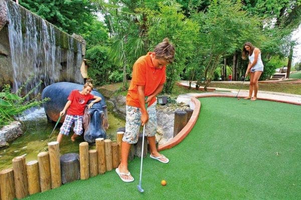 Twee kinderen spelen minigolf