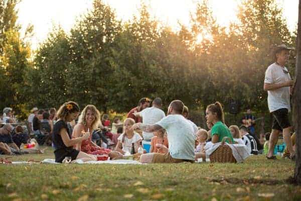 Picnic for several people at the Jardins de Colette