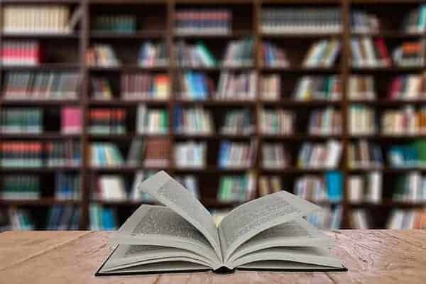 Un libro abierto sobre la mesa de una biblioteca