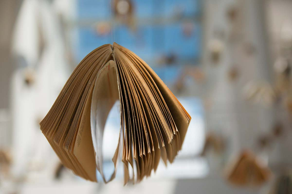 Vue sur un livre suspendu dans les airs