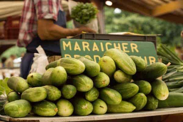 Komkommerkraam op de markt van Brive