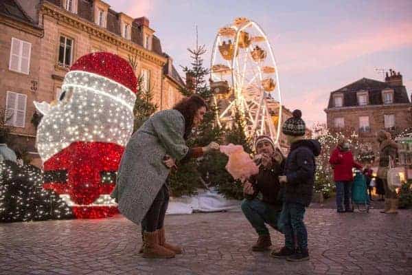 Maman et ses enfants en centre ville de Brive à Noël
