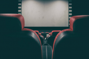 Vue sur un écran de cinéma depuis les sièges de la salle