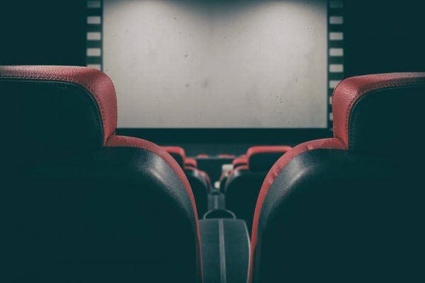 Vue sur un écran de cinéma depuis les sièges de la salle