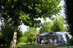 Une caravane installée au camping du Coiroux