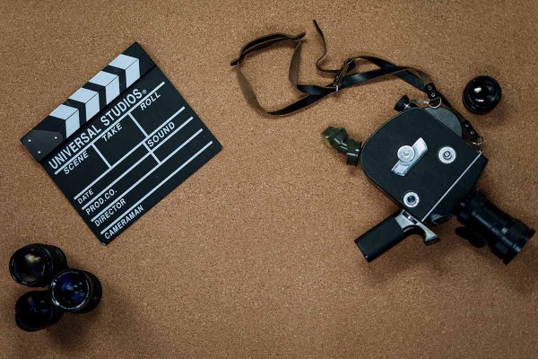Vista de una cámara antigua y una claqueta de cine