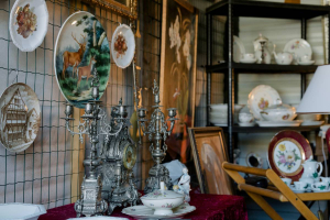 Plan sur un coin de brocante avec de la vaisselle et des chandeliers