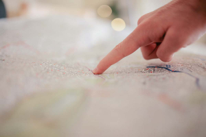 Un doigt pointe une direction sur une carte