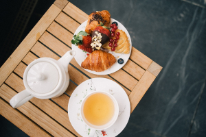Tasse de thé avec théière et petites douceurs