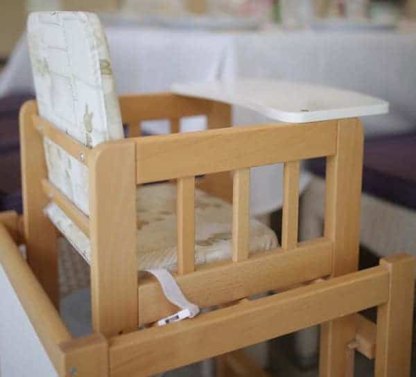 Une chaise haute pour bébé en bois