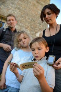 famille participant au géocaching dans un village de Corrèze