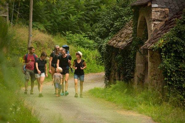 Wandelaars op een landweg