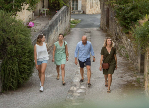 4 personnes qui visitent un village