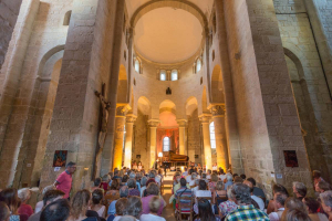 Intérieur de l'église avec un concert