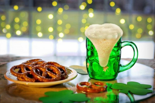 Representation of St. Patrick's Day with a mug of beer and the color green