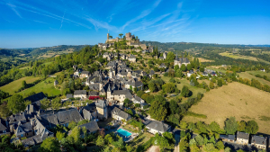 Vue aérienne du village de Turenne