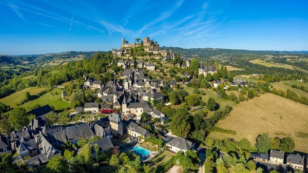 Vue aérienne du village de Turenne