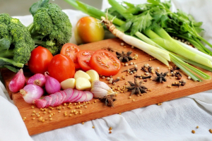 Planches avec légumes en attente d'être cuisinés