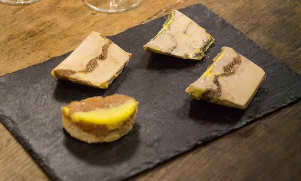 Leisteen met verschillende bereidingen van foie gras