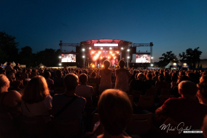 soirée du Brive festival en 2022 avec vue depuis la foule.