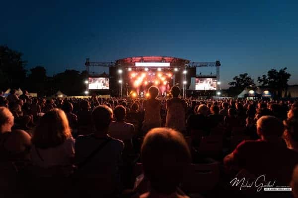 evening of the Brive festival in 2022 with a view from the crowd.