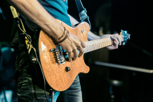 musicien en train de jouer de la guitare
