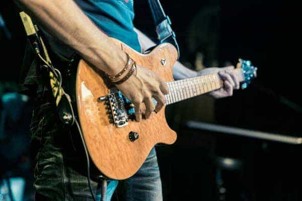 musicien en train de jouer de la guitare