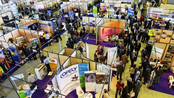 Vue en hauteur d'un salon mis en place par l'équipe de Brive Tourisme