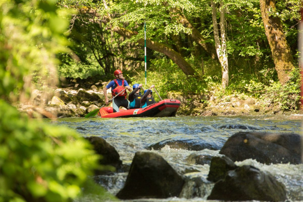Equipage de raft en plein action Raft sur la Vézère