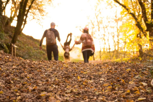 Famille effectuant une randonnée en corrèze en automne.