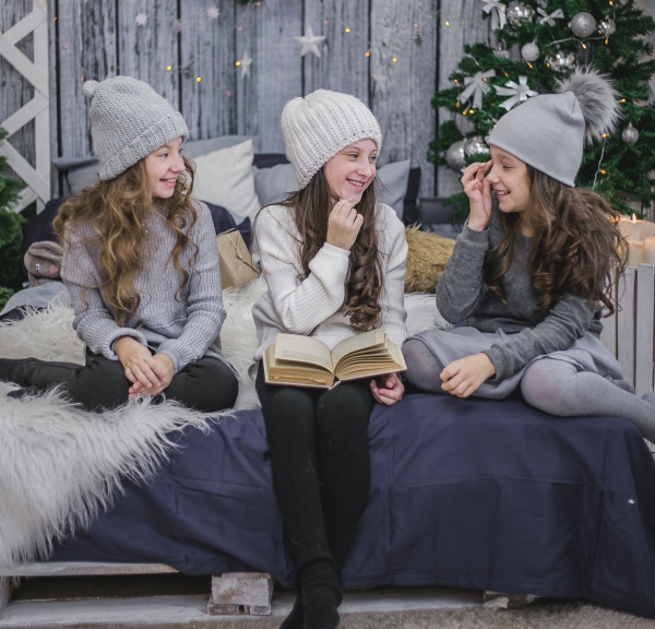 foto van kinderen die een boek lezen met kerstdecor