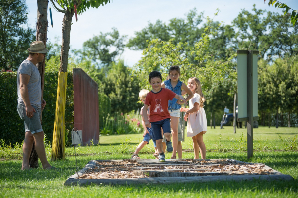 Famille s'amusant aux Jardins de Colette