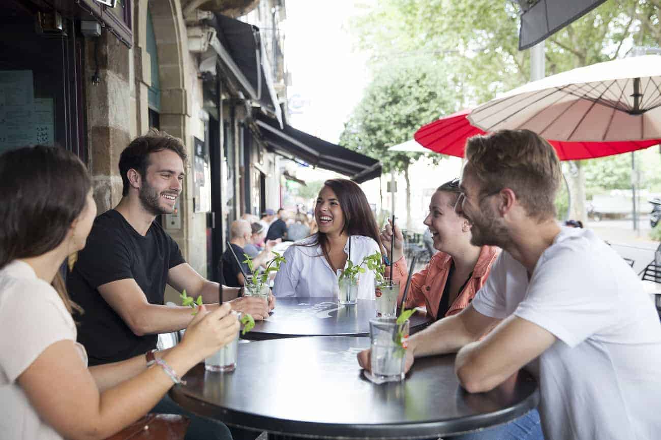 Terrase de Brive met jonge studenten.