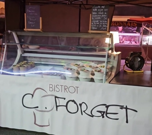 Verkoop van ovenschotels (kookmaaltijden) door Bistrot C. Vergeet op zaterdagochtend op de Brive-markt