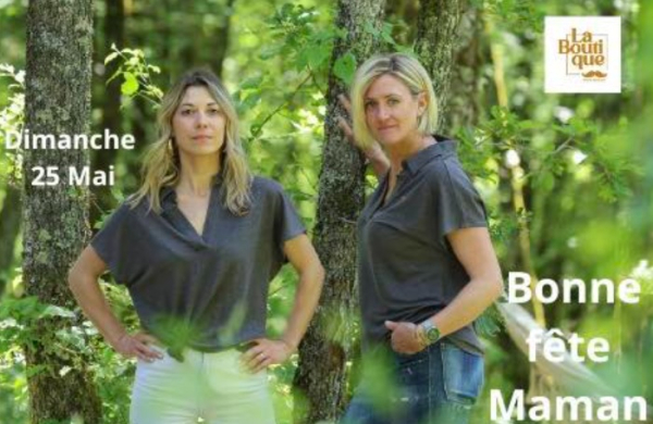 Twee vrouwen dragen kleding van de Boutique 100% Gaillard om Moederdag te vieren