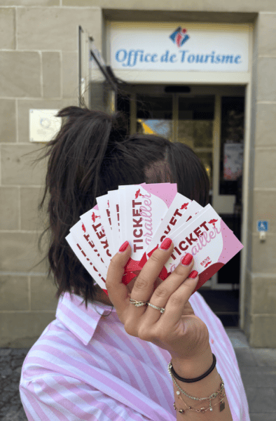 Image montrant une femme tenant dans sa main les tickets à grailler