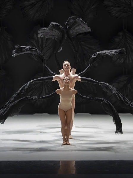 3 dansers van het Malandain Ballet Biarritz voor hun show "Les saisons".