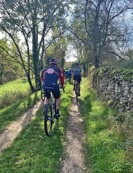 Uitzicht van atleten op gravel bij Lac du Causse tijdens de Gravel Test Tour