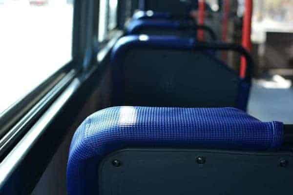 Photo d'un intérieur de bus illustrant la navette proposée en option aux sportifs qui viennent au Lac du Causse.