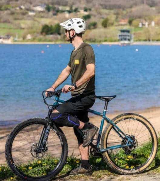Homme faisant du vélo (en location) à proximité du Lac du Causse