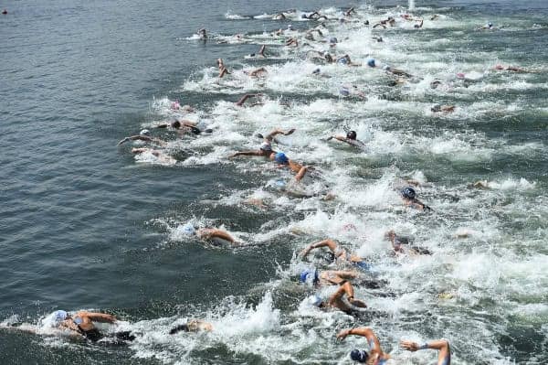 Groep open water zwemmers bij Lac du Causse